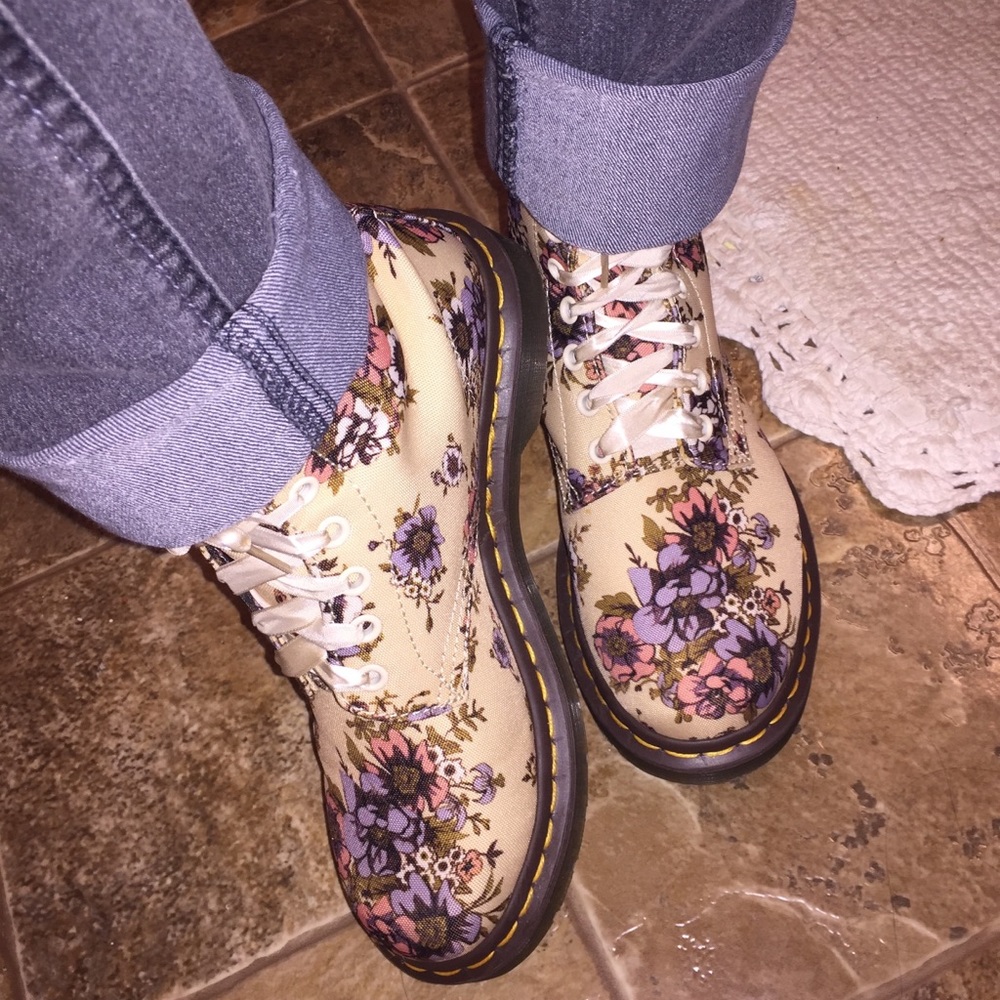 Dr. Martens Paige Canvas Floral 8 Eyelet Boot